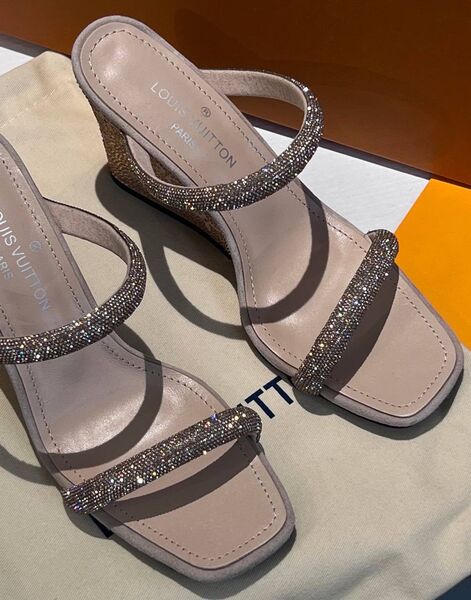 Босоножки Louis Vuitton женский стразы бежевый 114323