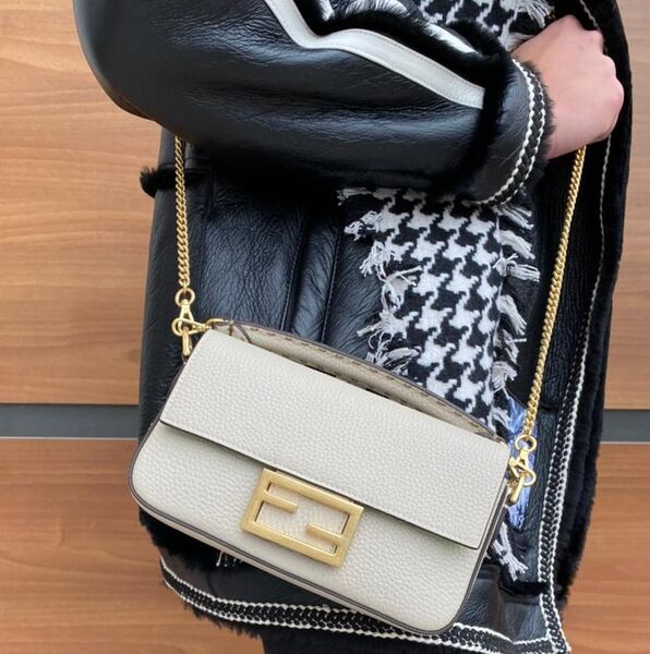 Сумка Fendi Baguette женский кожа swift молочный 74502