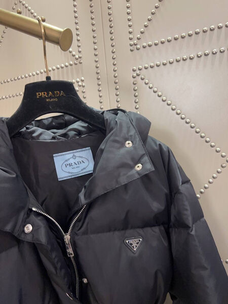 Пуховик Prada женский черный 201356-4