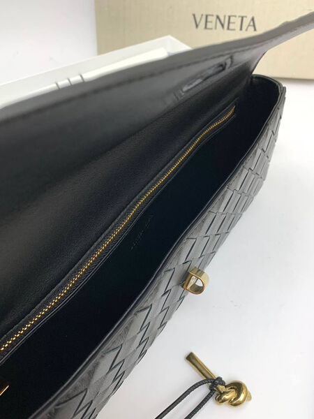 Клатч Bottega Veneta женский кожа черный 136349-3