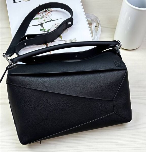 Сумка Loewe женский кожа черный 201945