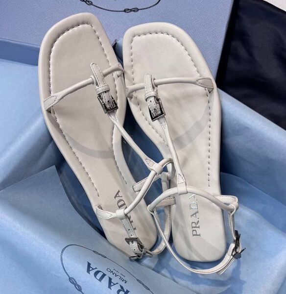 Сандалии Prada женский кожа белый 188570