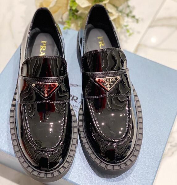 Лоферы Prada женский кожа черный 40843