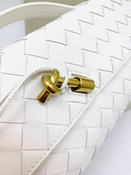 Клатч Bottega Veneta женский кожа белый 136350-3