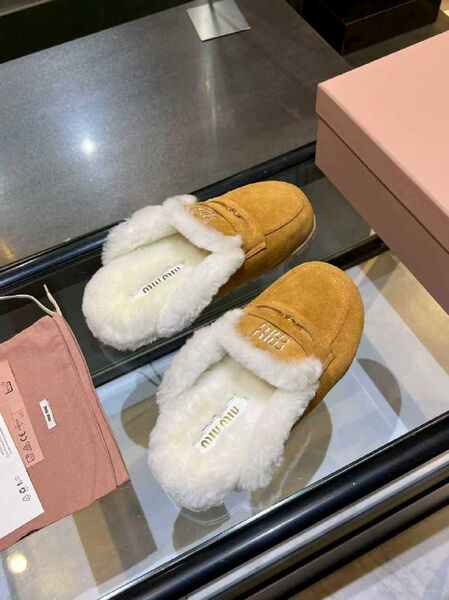 Женские меховые тапочки Miu Miu женский замша бежевый b6321899-1-4