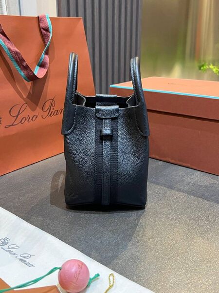 Сумка Loro Piana женский кожа черный u3014339-1