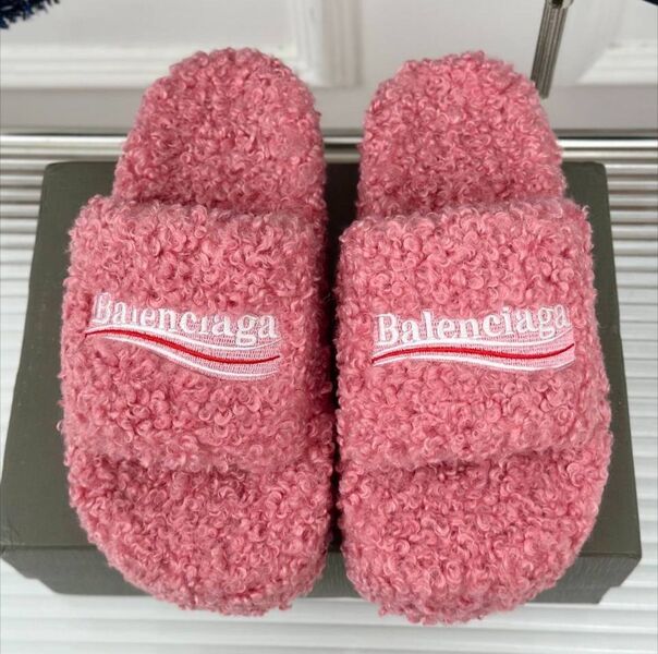 Шлепки Balenciaga женский натуральный мех розовый 188748