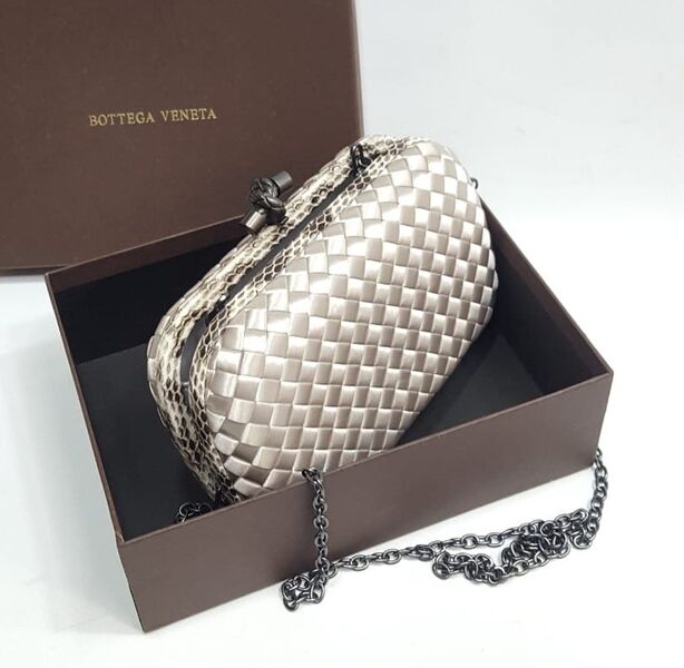 Клатч Bottega Veneta Chain Knot женский сатин бежевый 26025