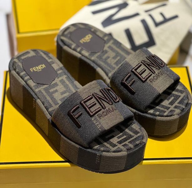 Шлепки Fendi женский текстиль черный,серебристый 154795