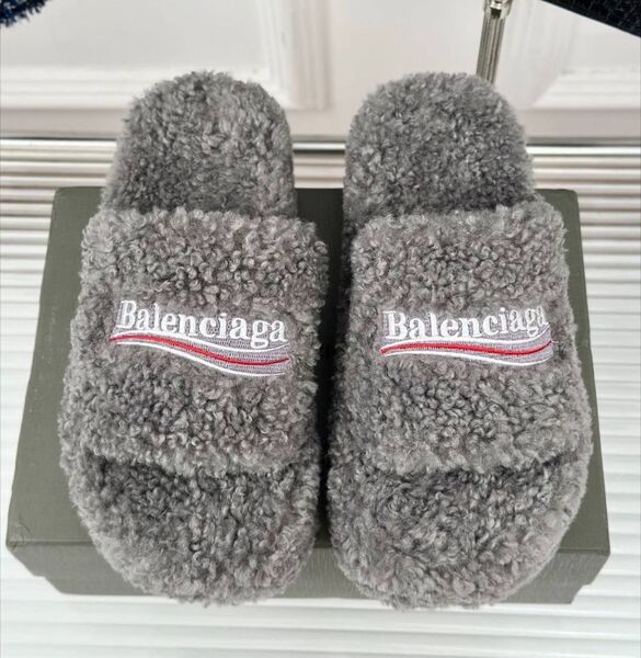 Шлепки Balenciaga женский натуральный мех графитовый 188742