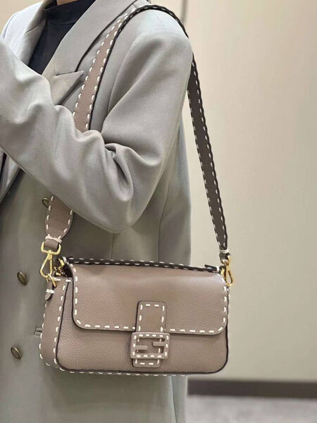 Сумка Fendi Baguette женский кожа бежевый 74629