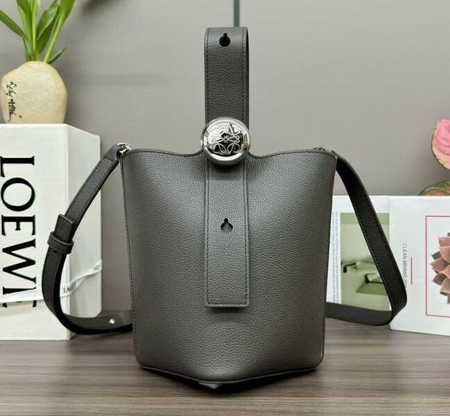 Сумка Loewe женский кожа черный 195867
