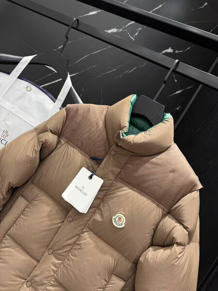 Мужской пуховик двухсторонний Moncler мужской болотный 200545-18