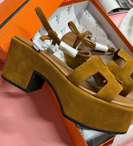 Босоножки Hermès женский замша горчичный 183595