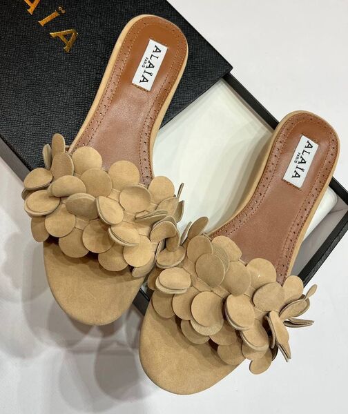 Шлепки Alaïa женский замша бежевый 147445
