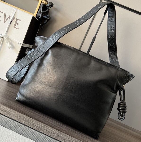 Сумка Loewe женский кожа черный 121329