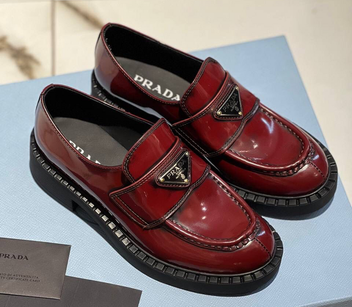 Лоферы Prada женский кожа бордовый 40927