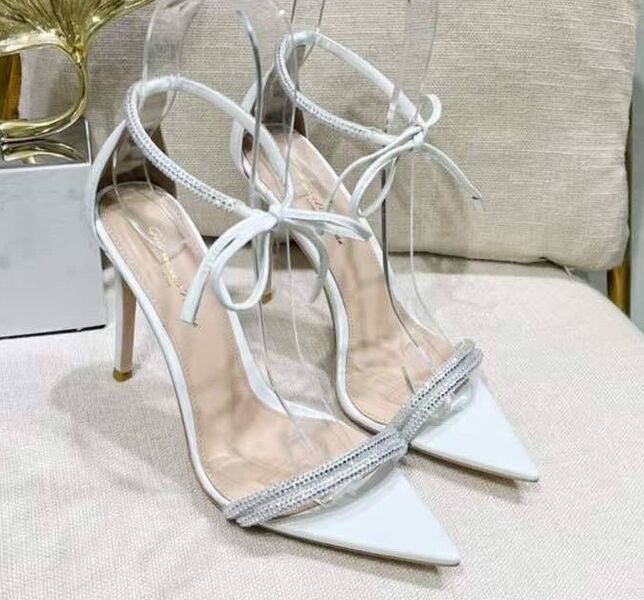 Босоножки Gianvito Rossi женский кожа swift молочный 157020