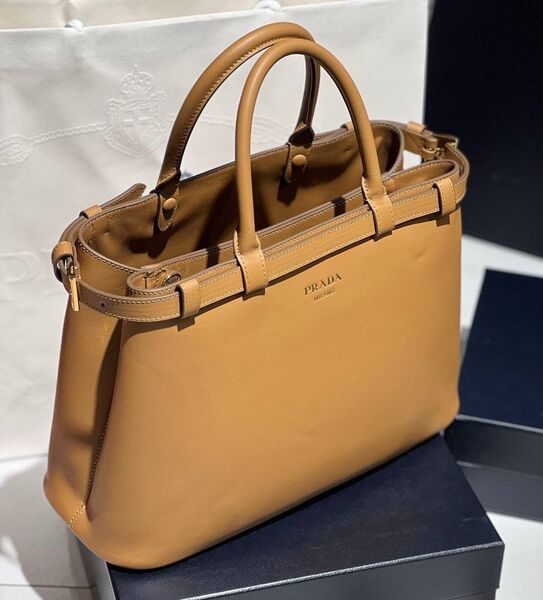 Сумка Prada женский кожа бежевый 138233