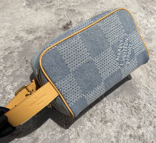 Косметичка Louis Vuitton женский текстиль светло-голубой 195330