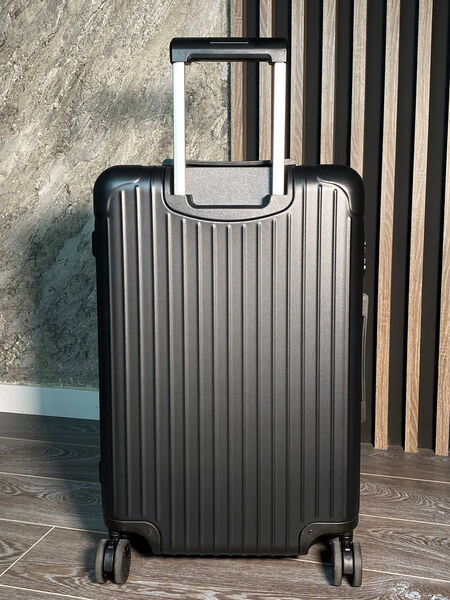 Чемодан Rimowa женский пластик черный 173125-4