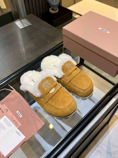 Женские меховые тапочки Miu Miu женский замша бежевый b6321899-1-2