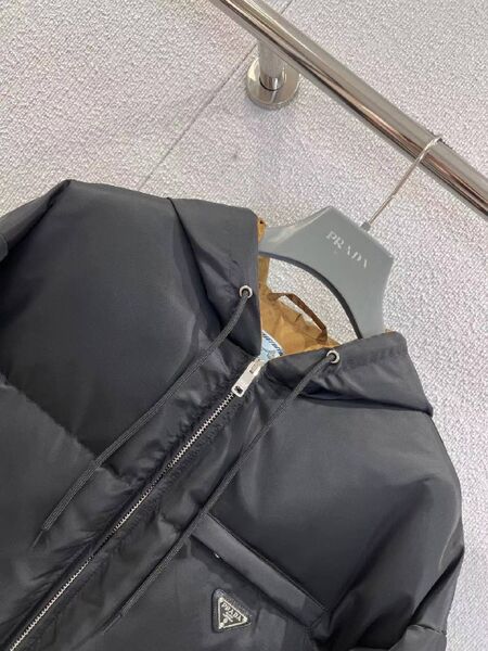 Женский пуховик Prada Re-Nylon женский черный w0817952-1-5