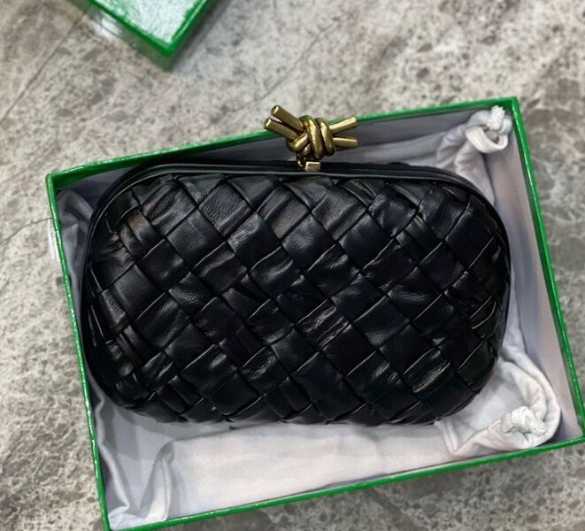 Клатч Bottega Veneta женский кожа черный 98475