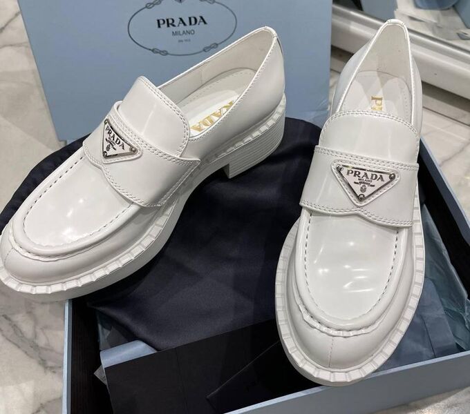 Лоферы Prada женский кожа белый 40849