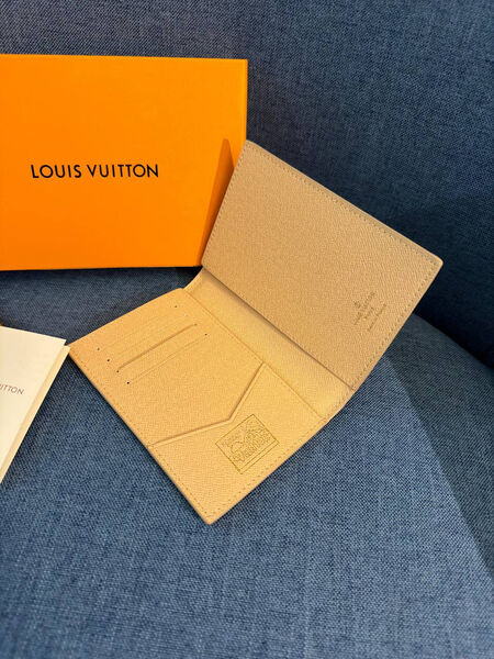 Обложка на паспорт Louis Vuitton женский кожа бежевый 152527-2