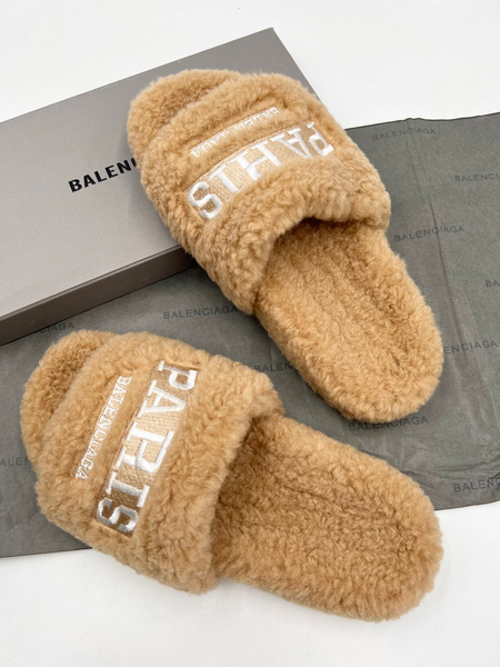 Тапочки Balenciaga женский натуральный мех бежевый 78069-2