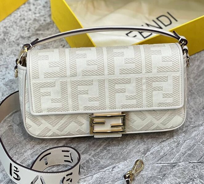 Сумка Fendi Baguette женский текстиль молочный 99093
