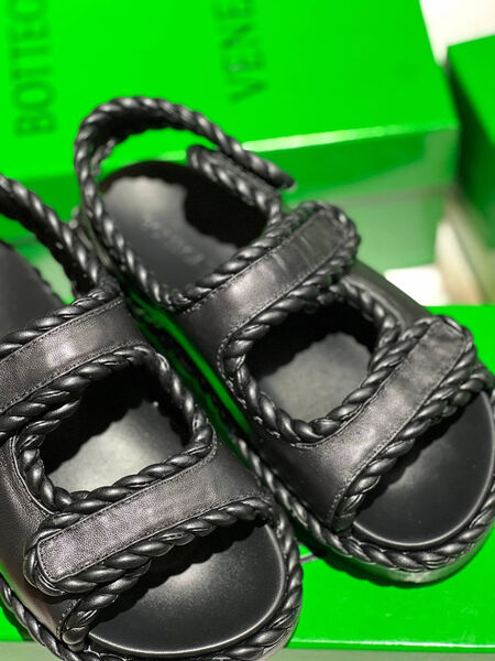 Сандалии Bottega Veneta женский кожа черный 152658-2