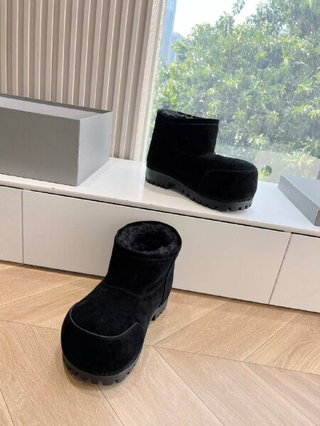 Женские ботинки Balenciaga Women's Alaska Fur Bootie женский замша черный w3811869-1-4