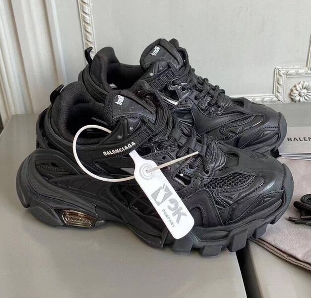 Кроссовки Balenciaga женский кожа черный 137429