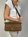 Сумка Fendi Baguette женский кожа бежевый 74670-1