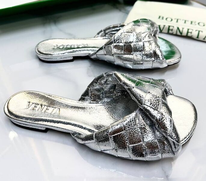 Шлепки Bottega Veneta женский кожа графитовый 187737