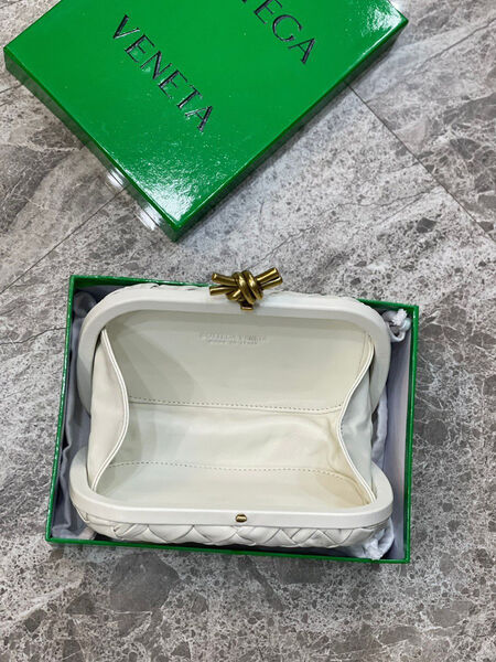 Клатч Bottega Veneta женский кожа белый 98474-2