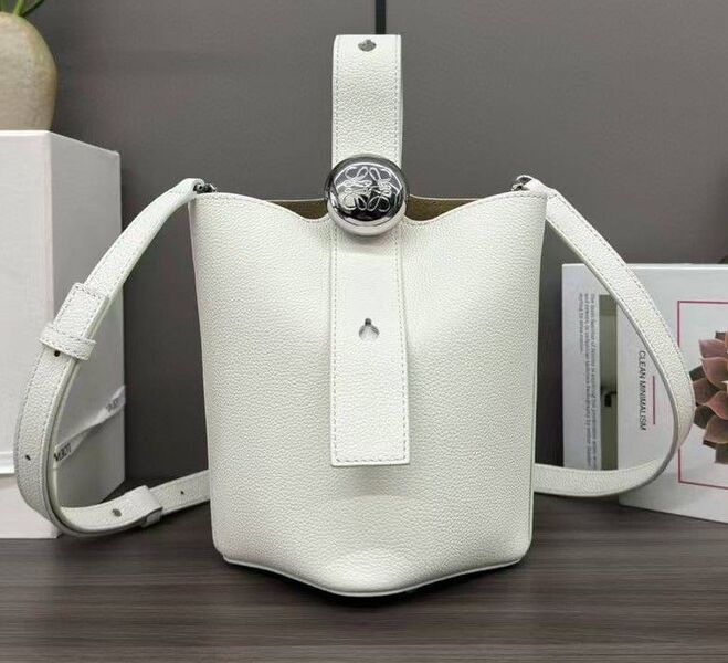 Сумка Loewe женский кожа белый 195868