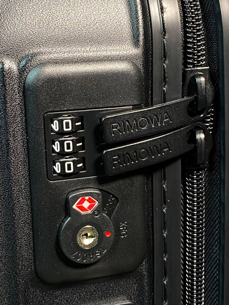 Чемодан Rimowa женский полиуретан черный 173928-5