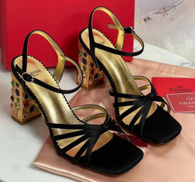 Босоножки Valentino женский кожа черный 180892