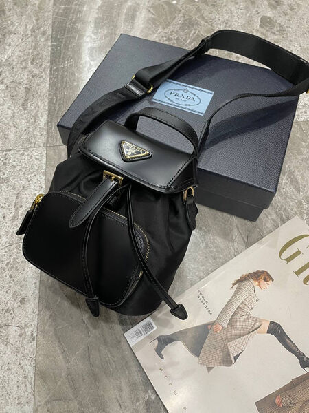 Рюкзак Prada женский кожа черный 129307-4