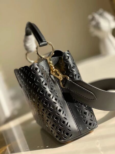 Сумка Louis Vuitton Capucines женский кожа черный 76640-7