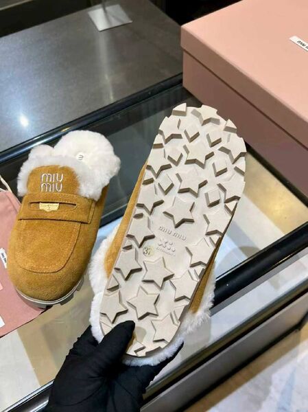 Женские меховые тапочки Miu Miu женский замша бежевый b6321899-1-7