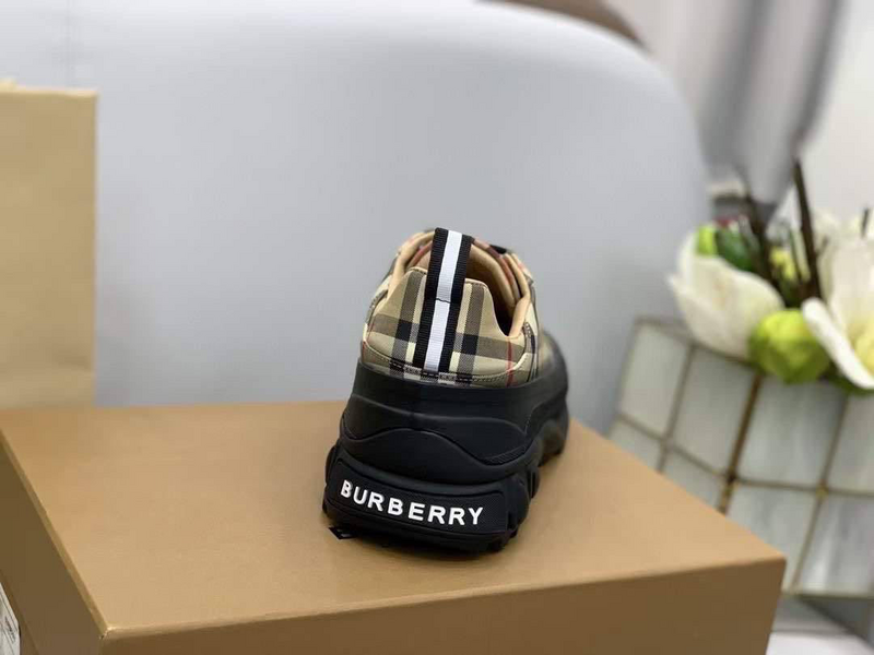 Кроссовки Burberry женский текстиль бежевый 92602-6