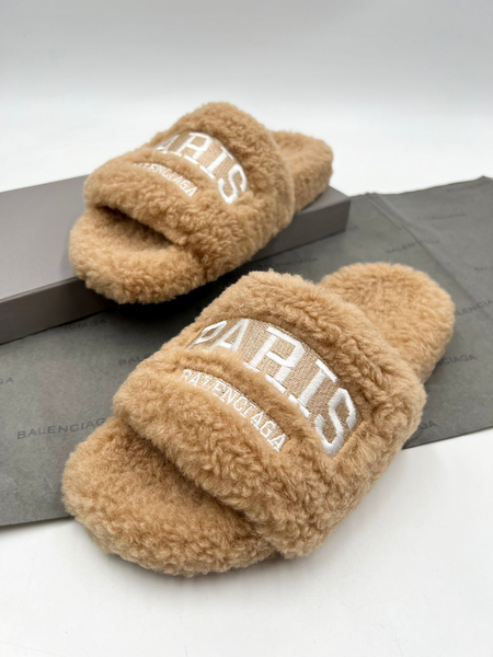 Тапочки Balenciaga женский натуральный мех бежевый 78069-3