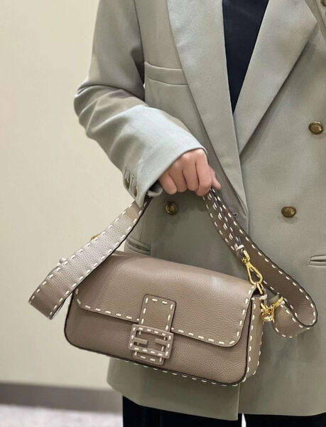 Сумка Fendi Baguette женский кожа бежевый 74629-2