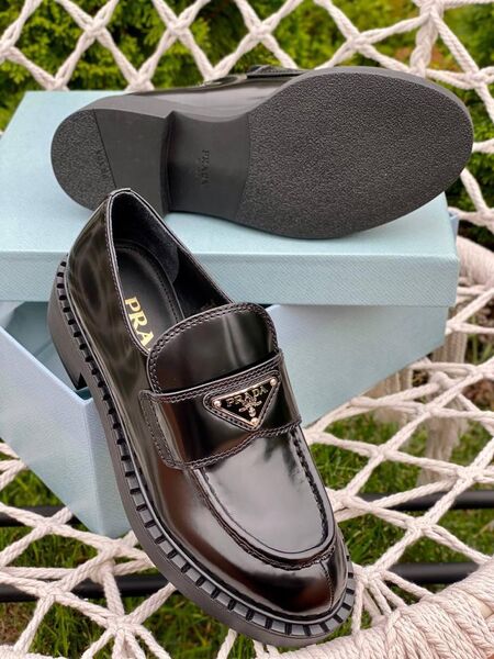Лоферы Prada женский кожа черный 40843-15