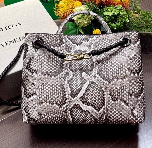 Сумка Bottega Veneta Andiamo Shoulder Bag Python женский кожа графитовый 170968