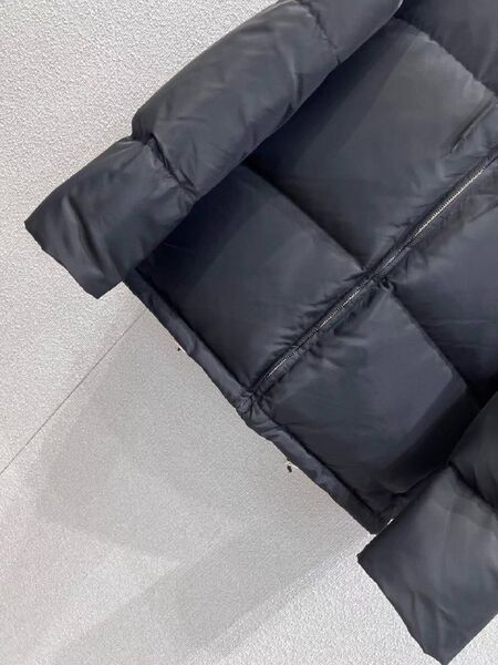 Женский пуховик Prada Re-Nylon женский черный w0817952-1-7